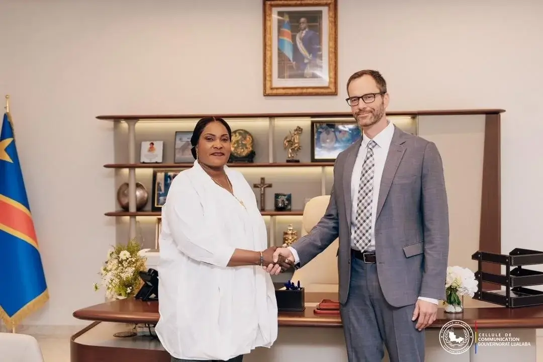 Andrew Powch and Governor Fifi Masuka Saini shake hands at the Lualaba Governorate